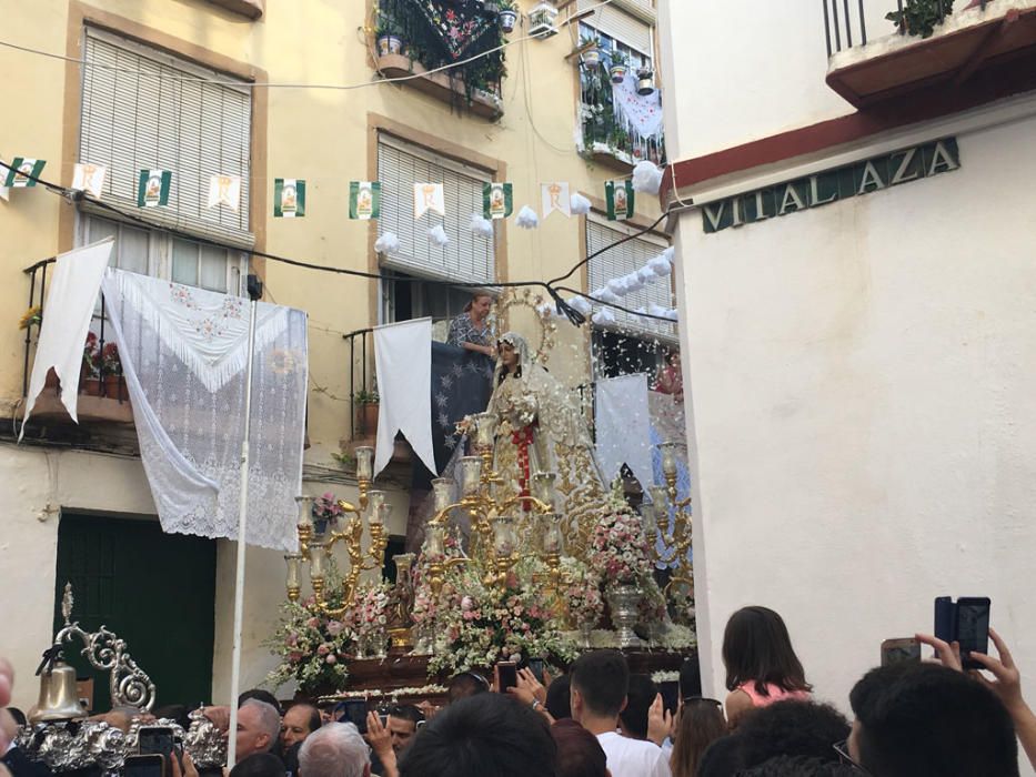 La cofradía del Rocío celebra estos días las vísperas de la solemnidad de Pentecostés y lo ha hecho este sábado con una procesión que ha comenzado a las 18.30 horas desde la casa hermandad