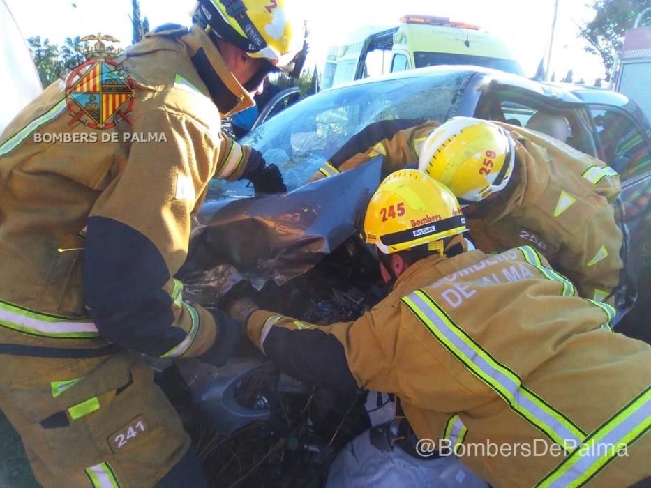 Cuatro heridos en un choque frontal de dos coches en la carretera de Sóller