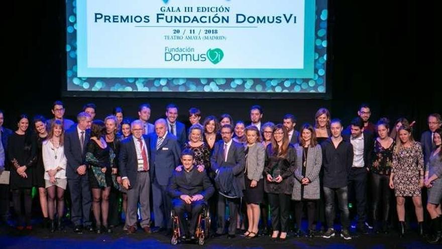 Foto de familia de directivos de DomusVi y de los premiados durante la gala celebrada en Madrid. // Fdv