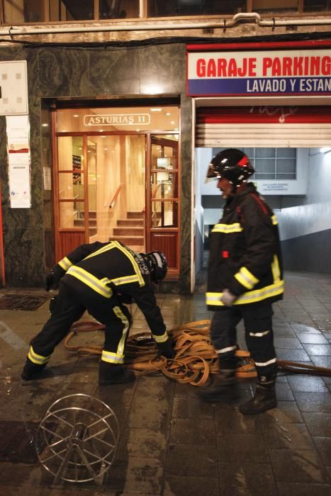 Intervención de los bomberos en un incendio de Gijón