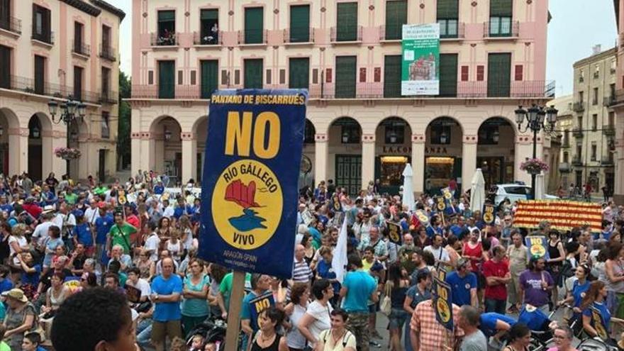 Multitudinaria marcha para frenar la presa de Biscarrués