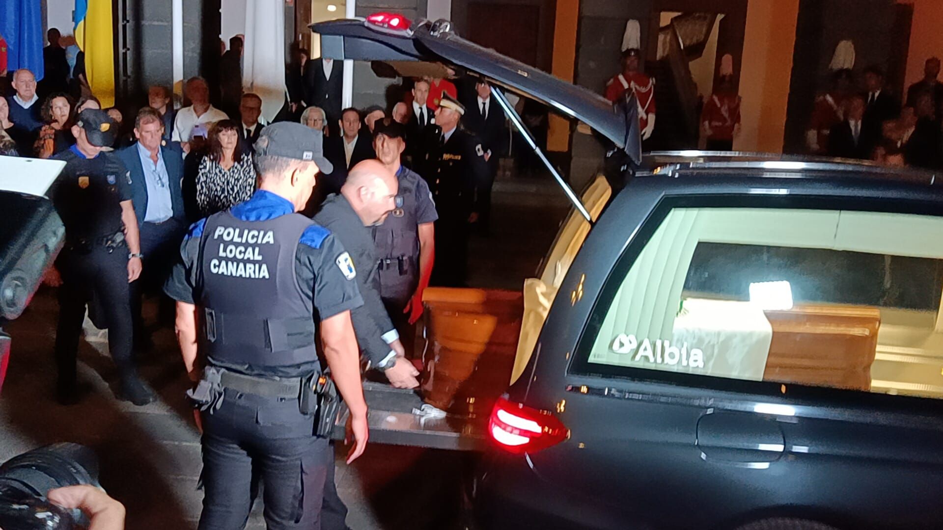 Coche fúnebre con el féretro de Jerónimo Saavedra a su llegada a las Casas Consistoriales.