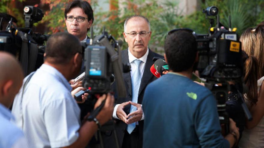 Francisco Hernández Spínola (centro) acompañado por Pedro Herrera, en un encuentro de jueces celebrado en 2013 en Tenerife.