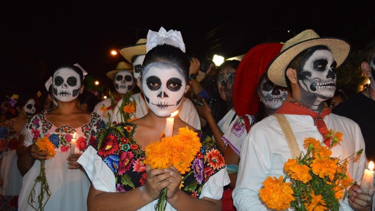 Hombres y mujeres caracterizados durante el Día de Muertos en México.