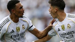 Trent y Gler, jugadores del Real Madrid, celebran el gol del turco ante Pachuca.