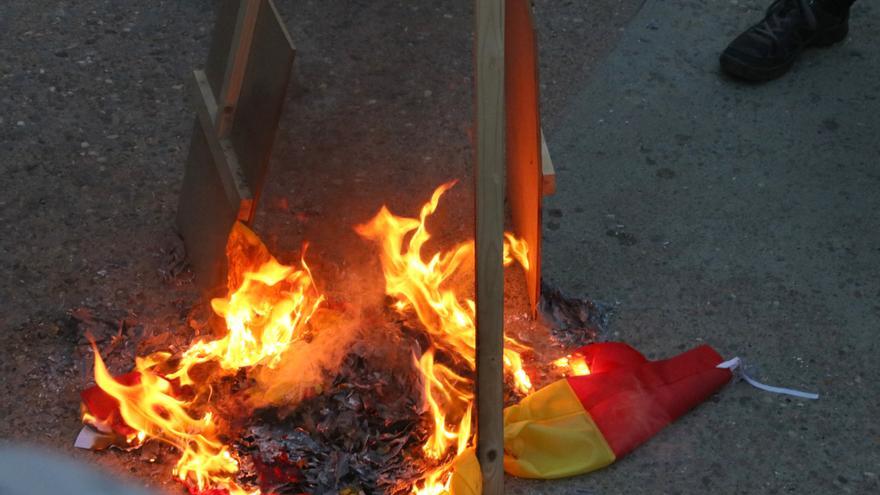 Cremen a Girona fotos de Felip VI i una bandera espanyola en protesta pel discurs del rei el 3 d&#039;octubre de 2017