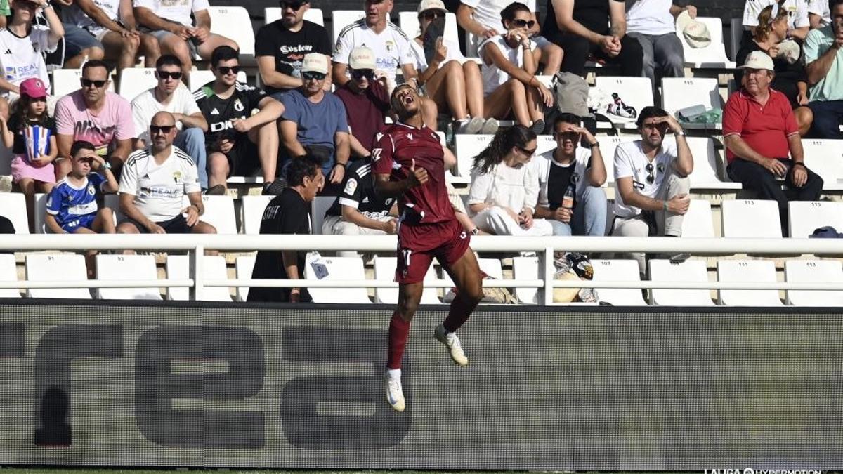 Douglas Aurélio celebra el primer gol de la temporada.