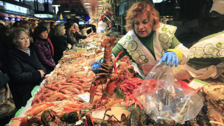 Mercado con marisco para las celebraciones navideñas