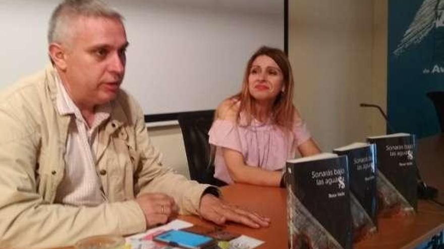 Luis Antonio García y la escritora Rosa Valle, ayer.