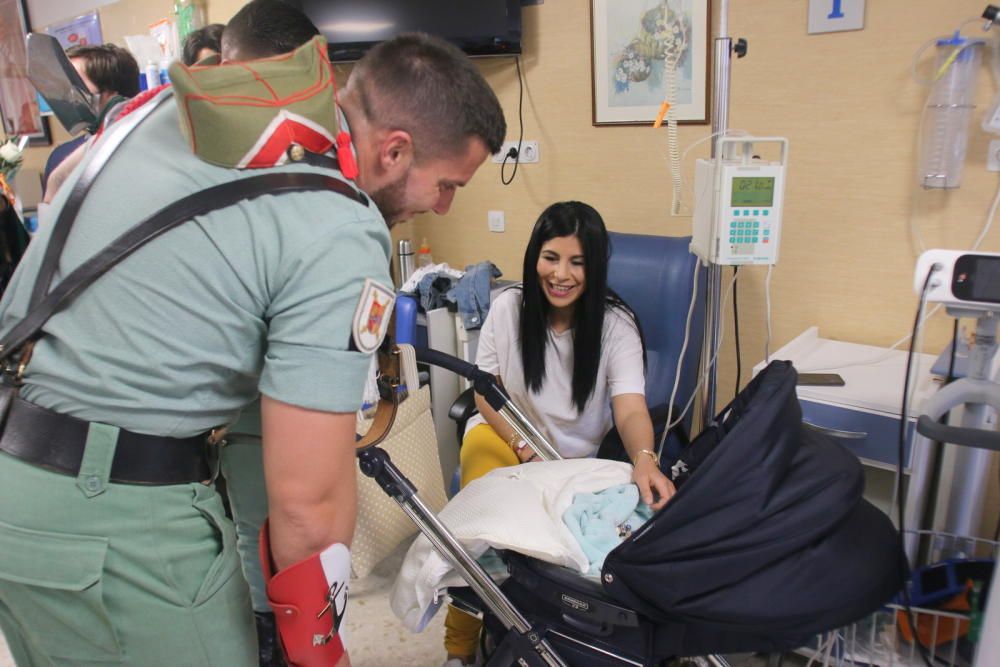 Visita de la Legión a los niños ingresados en el Hospital Materno.