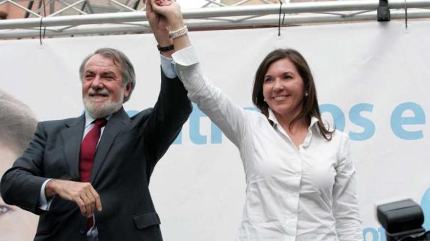 Jaime Mayor Oreja y Mercedes Alonso, en el mitin del PP en las chimeneas de L&#039;Algeps.