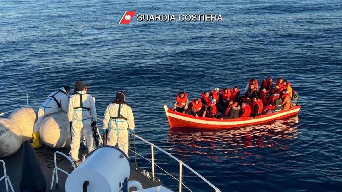 Dos buques esperan ayuda en alta mar en el Mediterráneo central con 400 migrantes a bordo cada uno