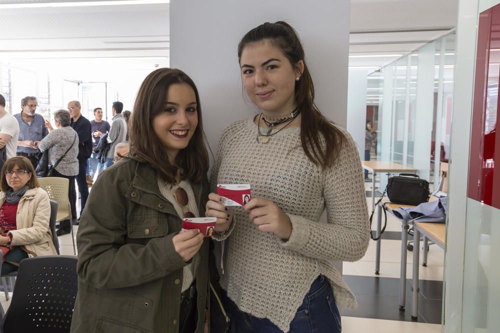 Mislata entrega las tarjetas de movilidad a los jóvenes