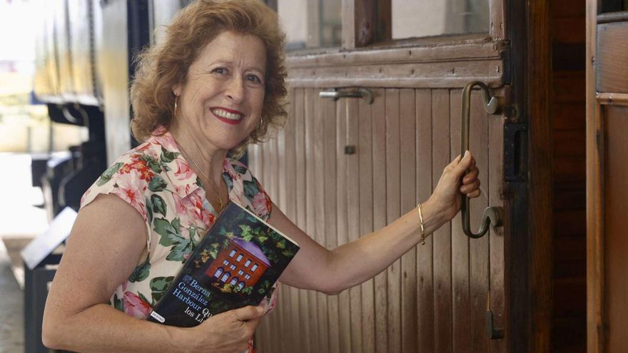 Berna González Harbour, ayer, en el Museo del Ferrocarril, con un ejemplar de su novela.  | MARCOS LEÓN
