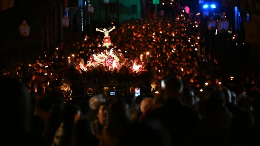 Miles de personas arropan al Cristo de Zalamea en Elche