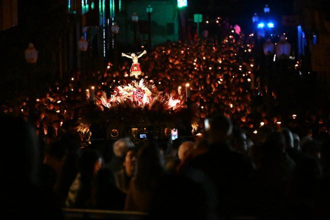 Miles de personas arropan al Cristo de Zalamea en Elche