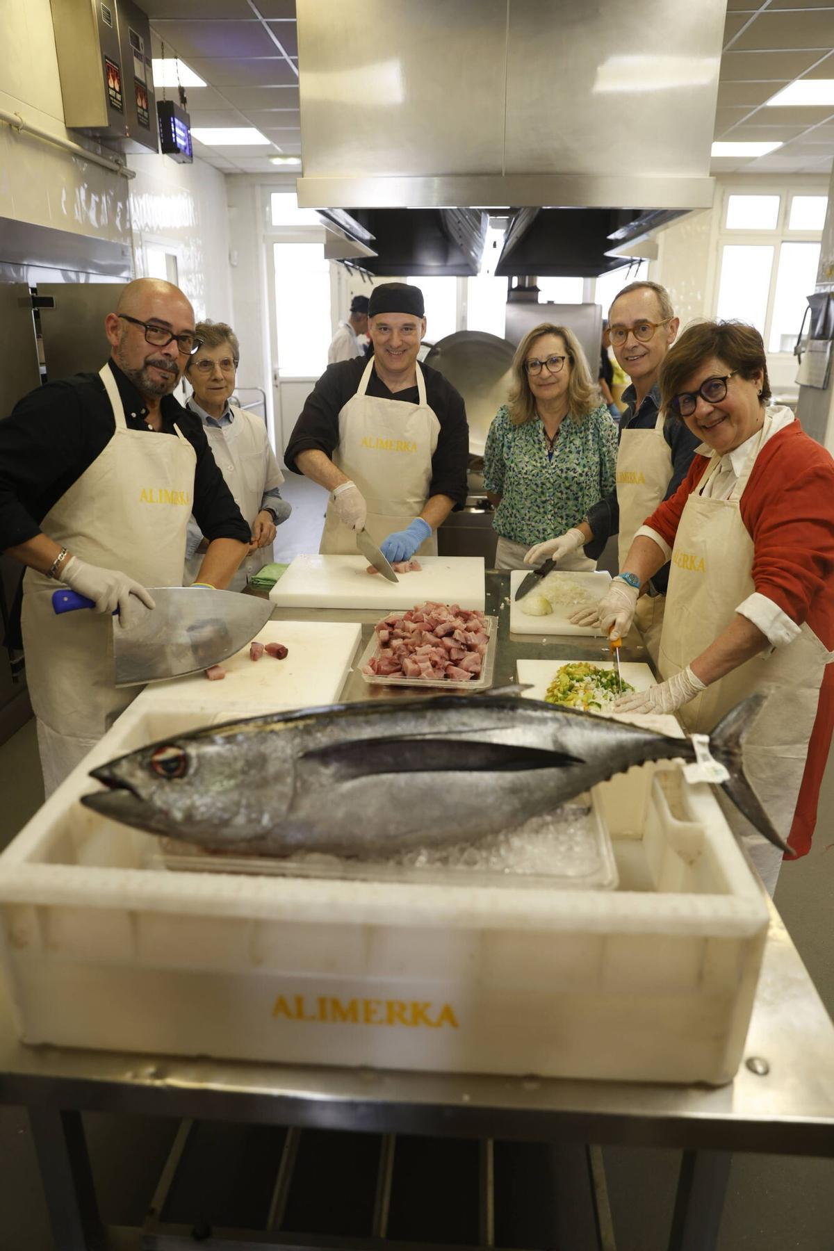 El "campanu del mar", marmitaco solidario en la Cocina Económica