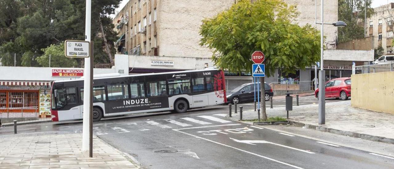 Un autobús circulando por calles del barrio tras la decisión de no recorrer Barítono Paco Latorre