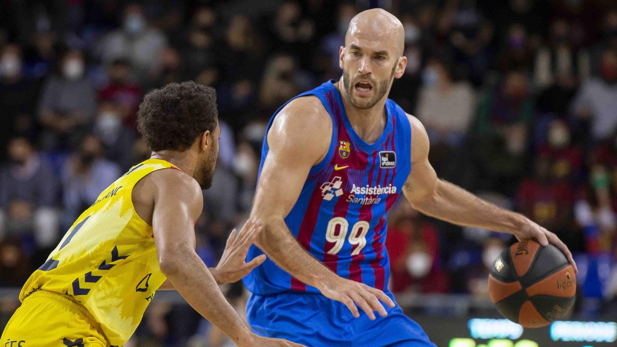 Nick Calathes, defendido por Clevin Hannah