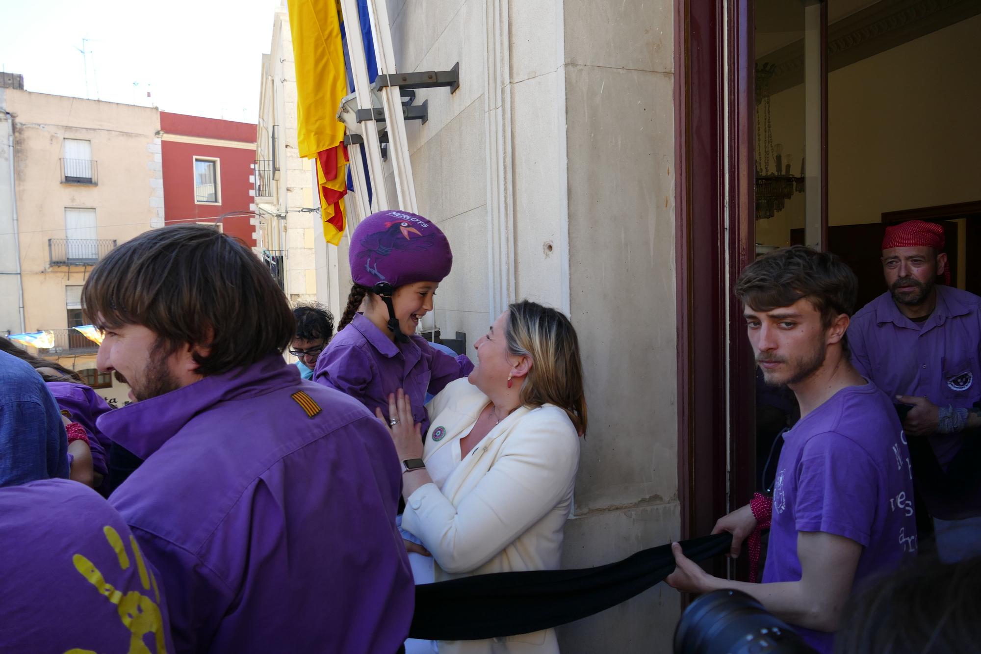 La plaça es tenyeix de colors amb la Diada Castellera de Santa Creu