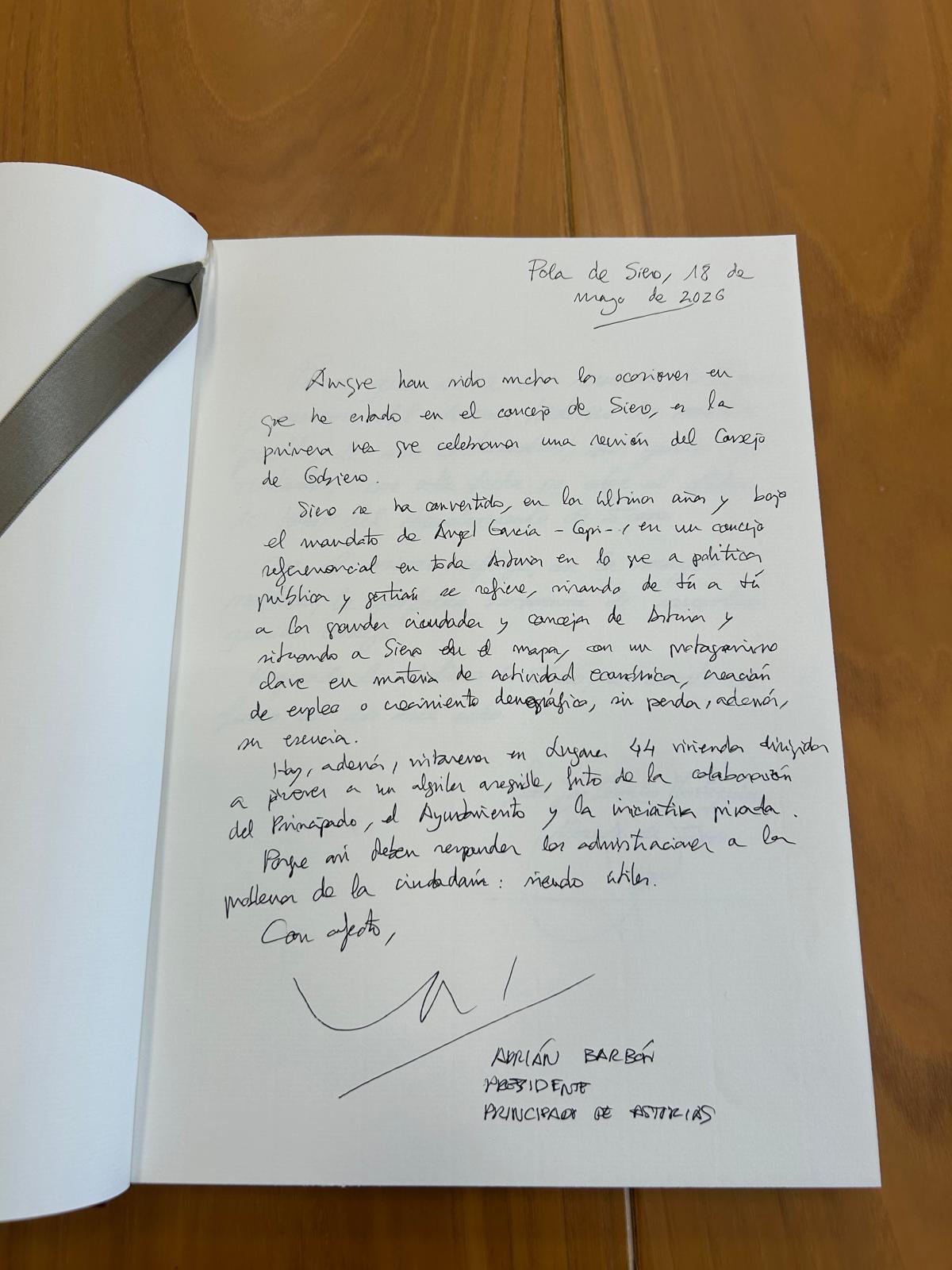 El mensaje manuscrito de Adrián Barbón en el libro de honor del Ayuntamiento de Siero.