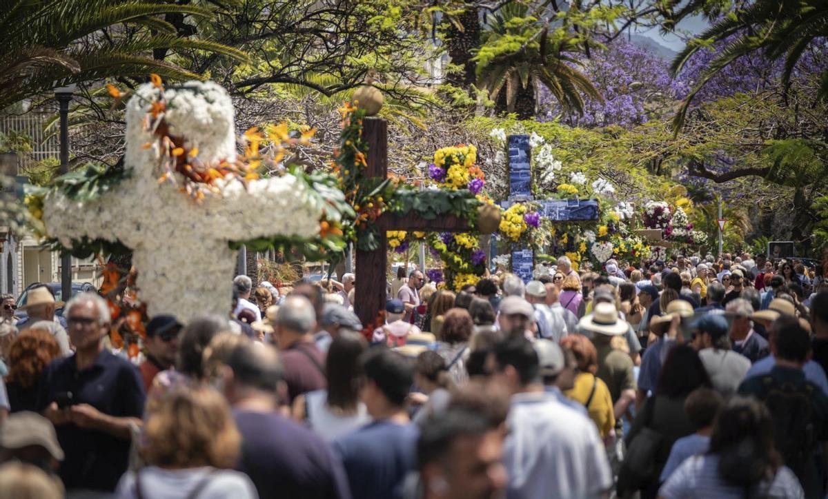 La Rambla de las Tinajas volverá a acoger la exposición de cruces de entidades colaboradoras. |