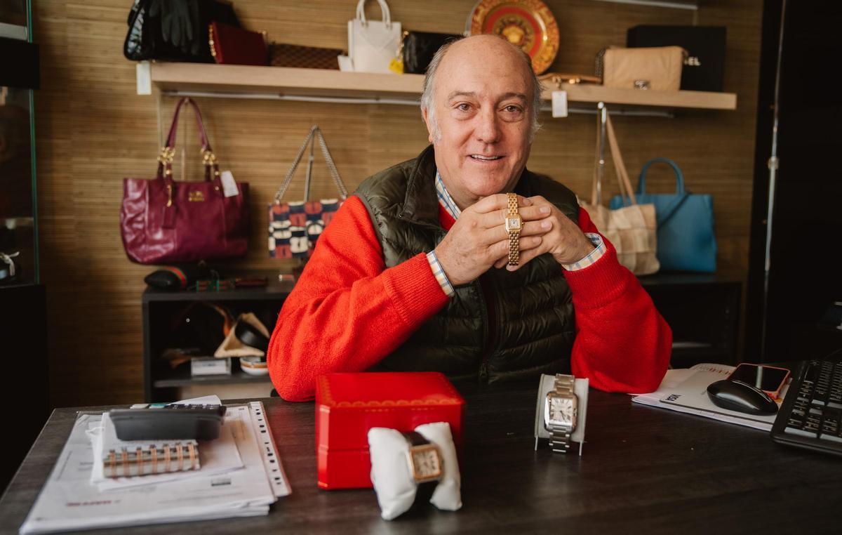 Manuel Ugarte, uno de los precursores de la venta de relojes de lujo de segunda mano en España, posa en su tienda del centro de Madrid.