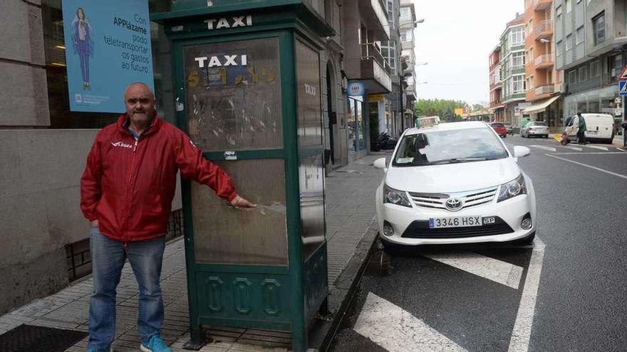 Un taxista de la parada de Conde Vallellano muestra el deterioro de la caseta. // Noé Parga