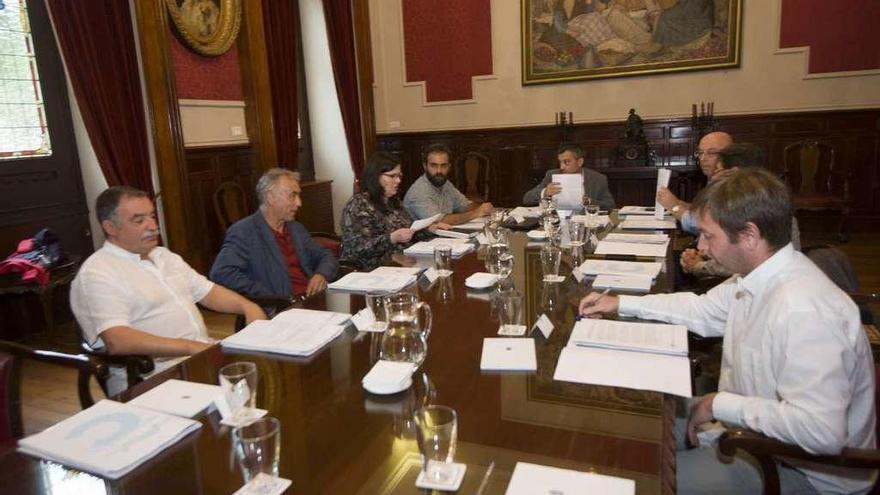 Xulio Ferreiro preside la Mesa de los Alcaldes, ayer, en María Pita.