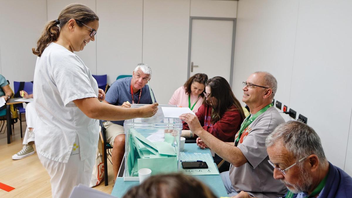 Una sanitaria deposita su voto en una urna electoral del Hospital Universitario de Canarias .