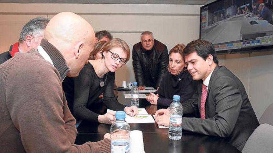 De cara, en primer terme, la diputada de Junts pel Sí Maria Senserrich i l&#039;alcalde convergent d&#039;Igualada, Marc Castells, ahir a la nit a la seu de CDC