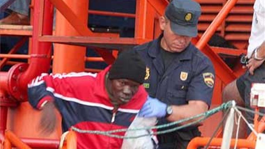 Desaparecen cincuenta inmigrantes al naufragar un cayuco en Canarias