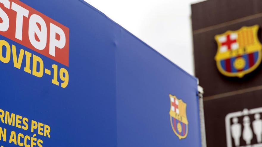 Un cartell amb les mesures de seguretat i higiene pel coronavirus a l&#039;exterior del Camp Nou