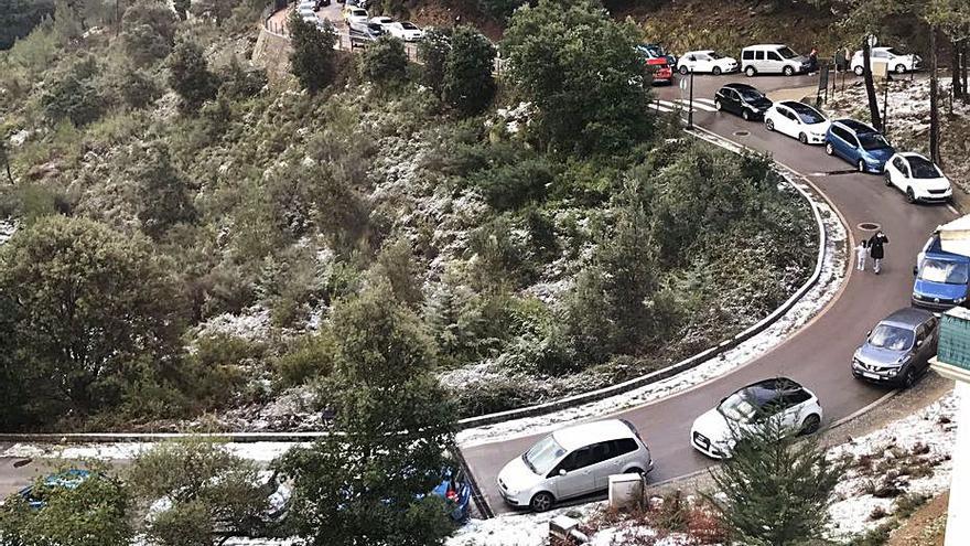 Nueva jornada  de colapso en las carreteras de la  Serra para ver la nieve