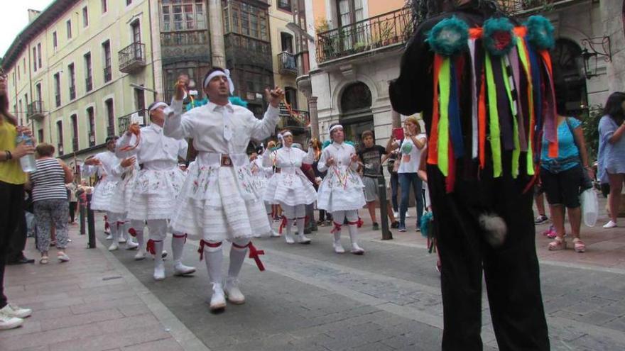 El grupo &quot;Danzas de Pobladura de Pelayo García&quot;, ayer, en Llanes.