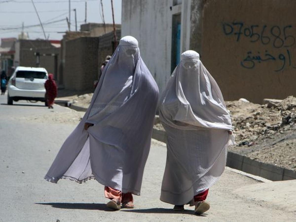 Dos mujeres con burka en Afganistán