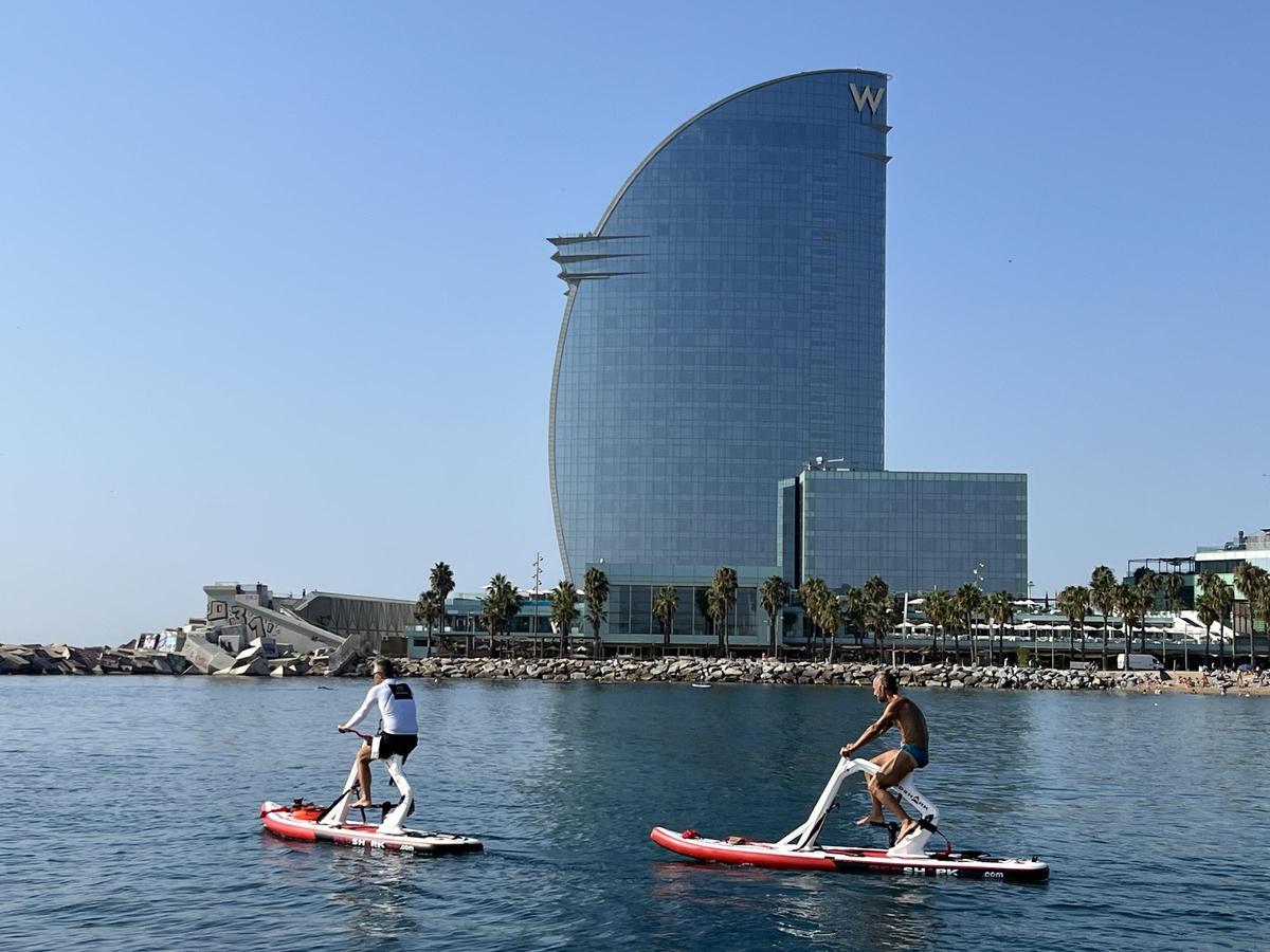 Bikesurf, las nuevas bicis acuáticas  surfean en la playa de la Barceloneta