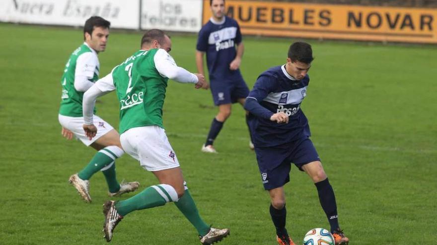 Omar Álvarez conduce el balón en un partido en Miramar la temporada pasada.