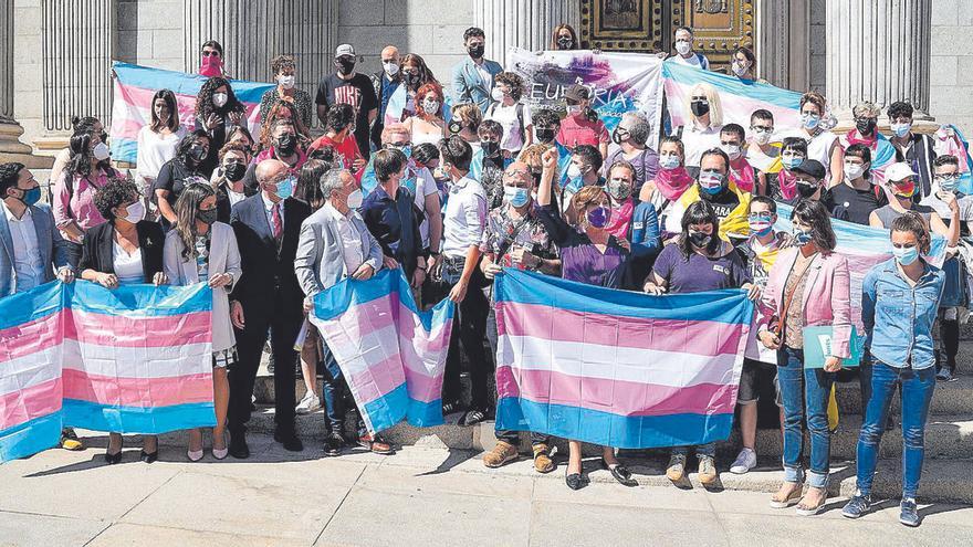 Activistas trans protestan a favor de la ley trans a las puertas del Congreso de los Diputados.