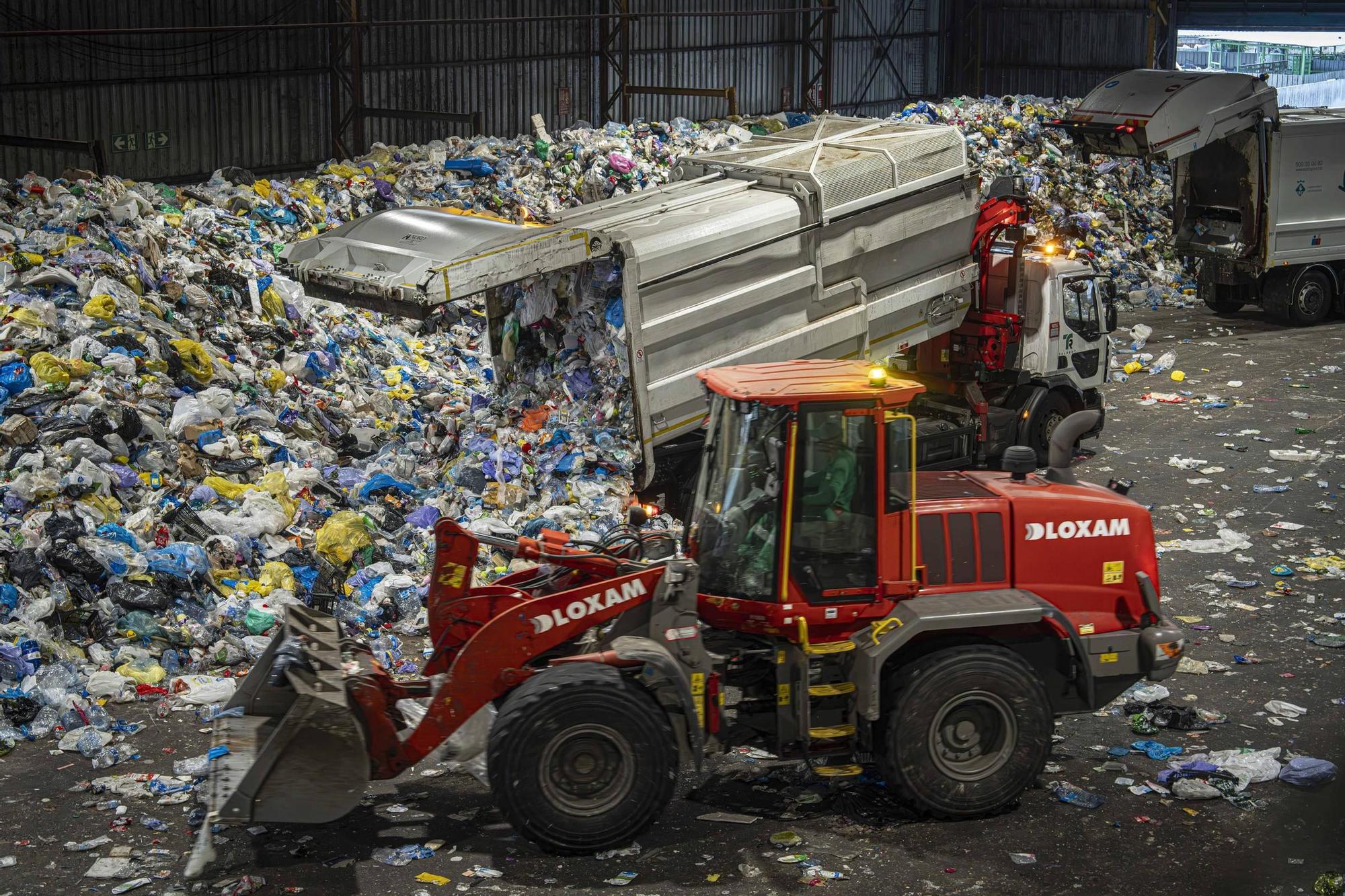 Actividades de tratamiento de residuos en la planta de triaje de Envases de Gavà-Viladecans del AMB.