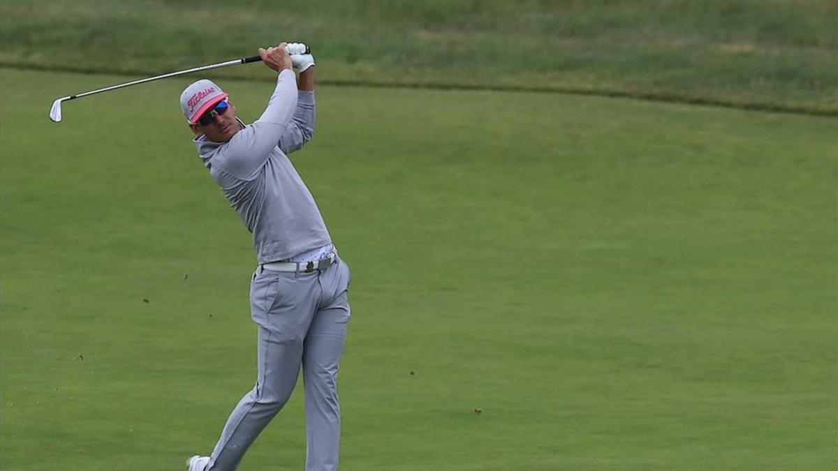 Rafa Cabrera Bello golpea la bola durante la segunda jornada del 118 Abierto de Golf de Estados Unidos