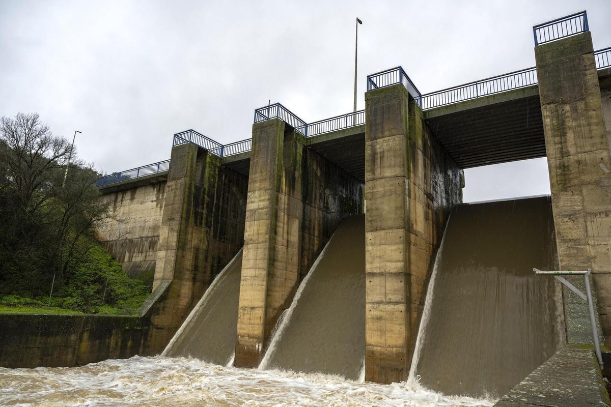 Embalse de los Canchales con las compuertas abiertas.