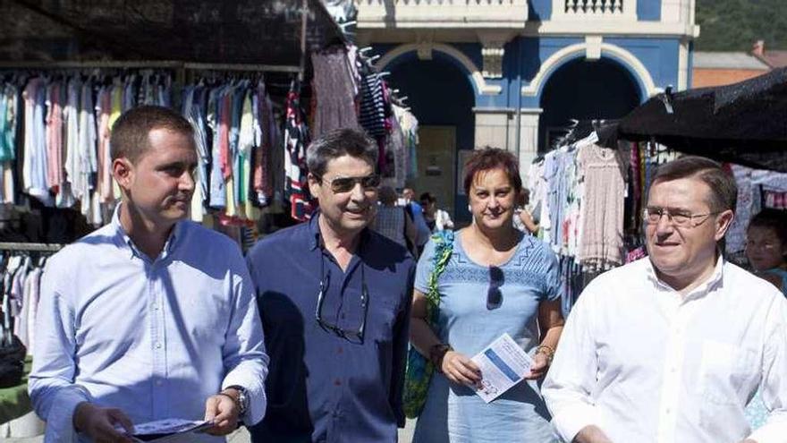 David González, José Martín González, María Antonia García y Rafael Alonso, ayer, en el mercado de Pola de Laviana.