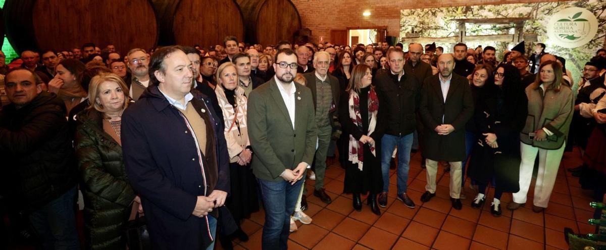 Asistentes a la celebración del reconocimiento en Amandi; en primera fila, segundo por la izquierda, Adrián Barbón, rodeado de parte de sus consejeros, autoridades locales y representantes del sector.   | IRMA COLLÍN