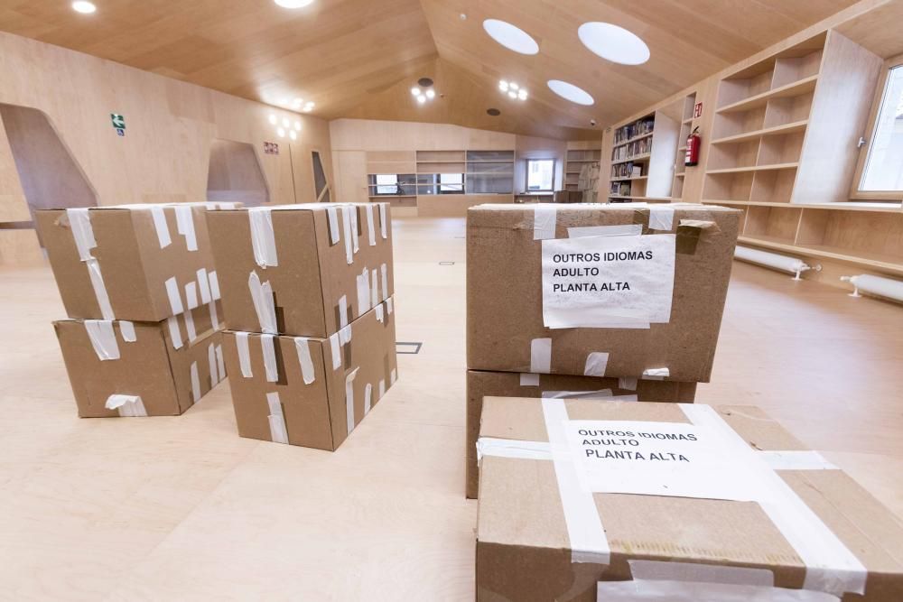 Colocación de los libros en la biblioteca, antes de su apertura // Cristina Graña