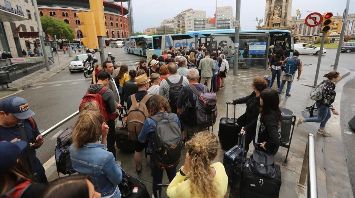 Largas colas en plaza Espanya, para acceder al Aerobús.