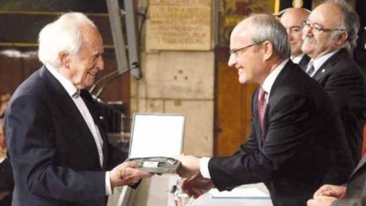 El entonces 'president' de la Generalitat, José Montilla, entrega la Creu de Sant Jordi a Josep Fornas, en el Palau de la Generalitat, el 21 de abril del 2010