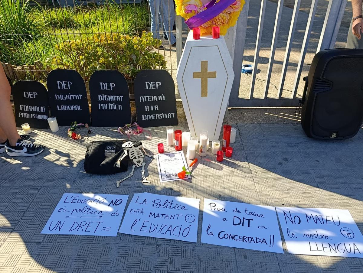 Algunas de las lápidas y carteles reivindicativos portados por familias y maestros durante la marcha fúnebre.