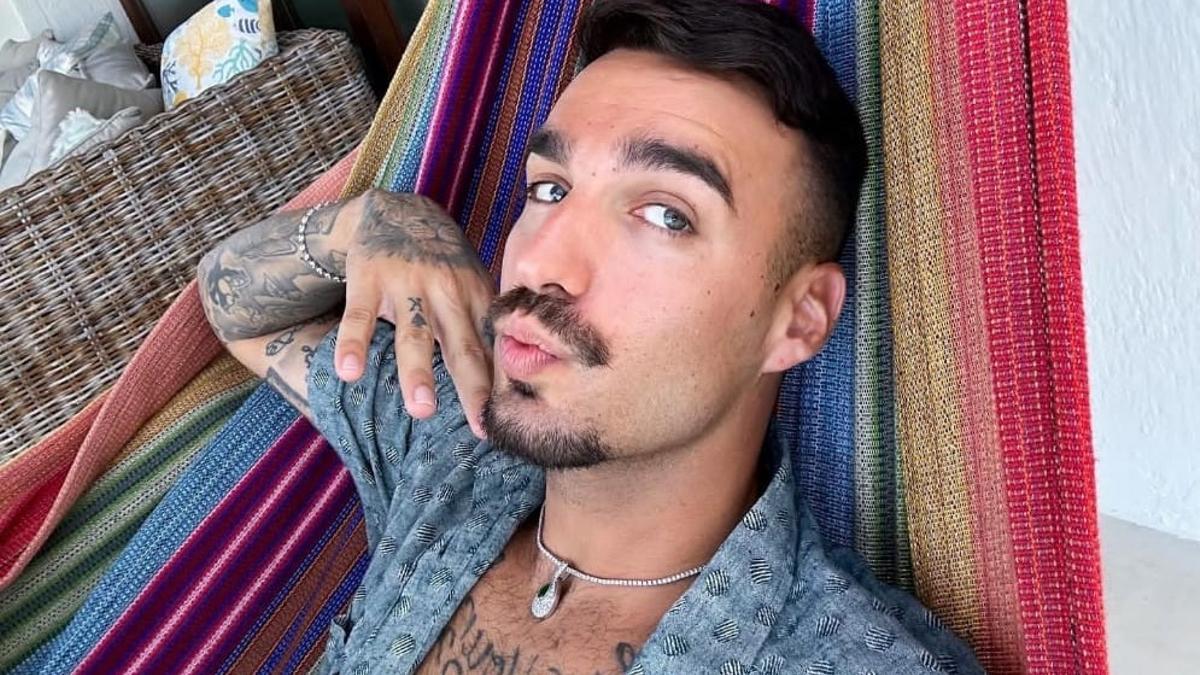 El rapero Rels B, en un selfie sobre una hamaca durante sus vacaciones en Ibiza