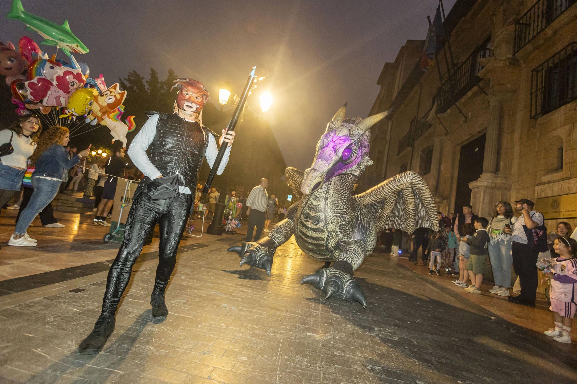 EN IMÁGENES: La noche de San Juan en Oviedo se llena de luz y criaturas mágicas